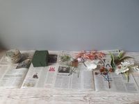Oude krant, oase, mesje, bloemen of takjes, vaasje